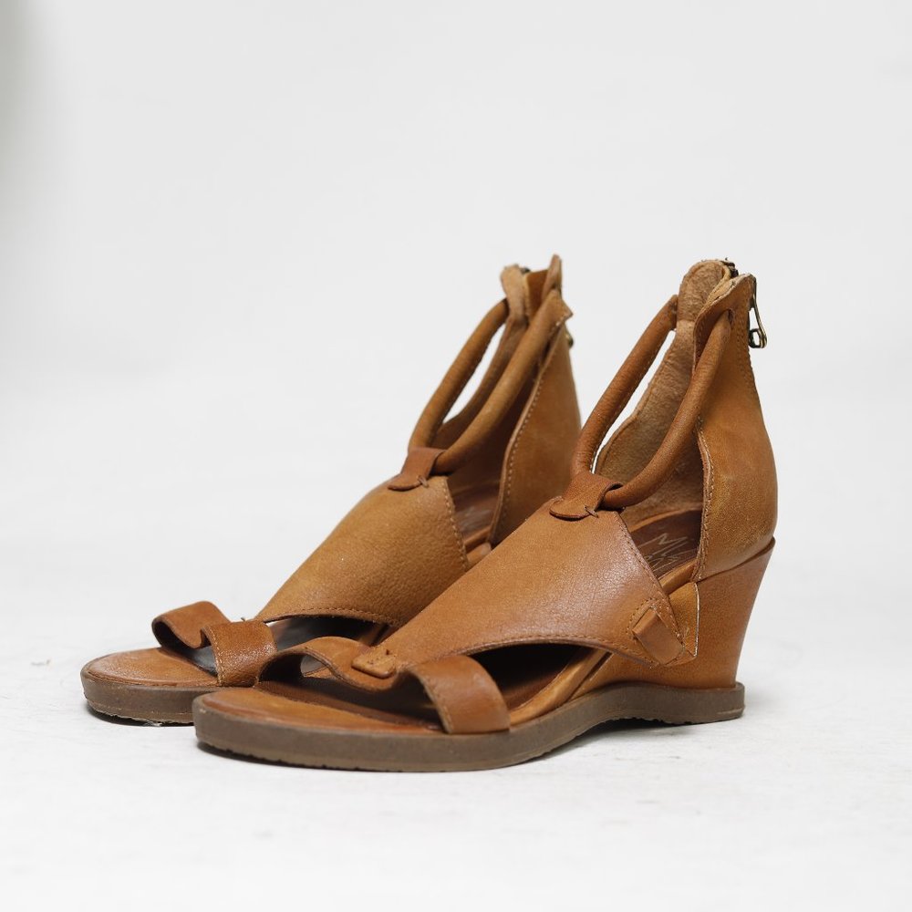 Mizmooz Caramel Bonita Wedge Women's Shoe Size 37